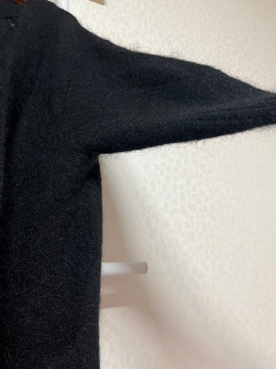 아크네 모헤어 가디건 검정 상품이미지6