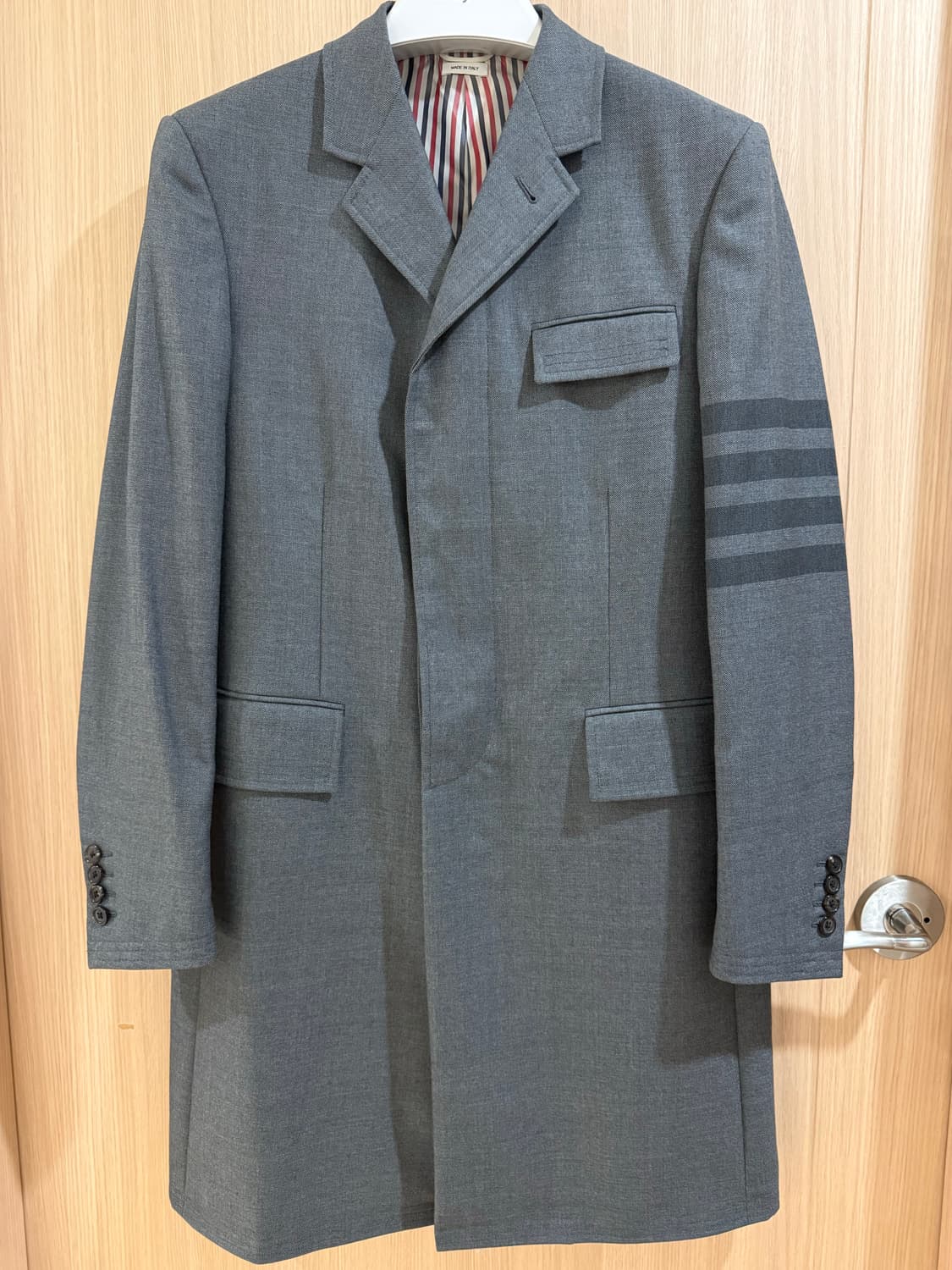 톰브라운 하이 암홀 체스터필드 코트 미디엄 그레이 상품이미지1