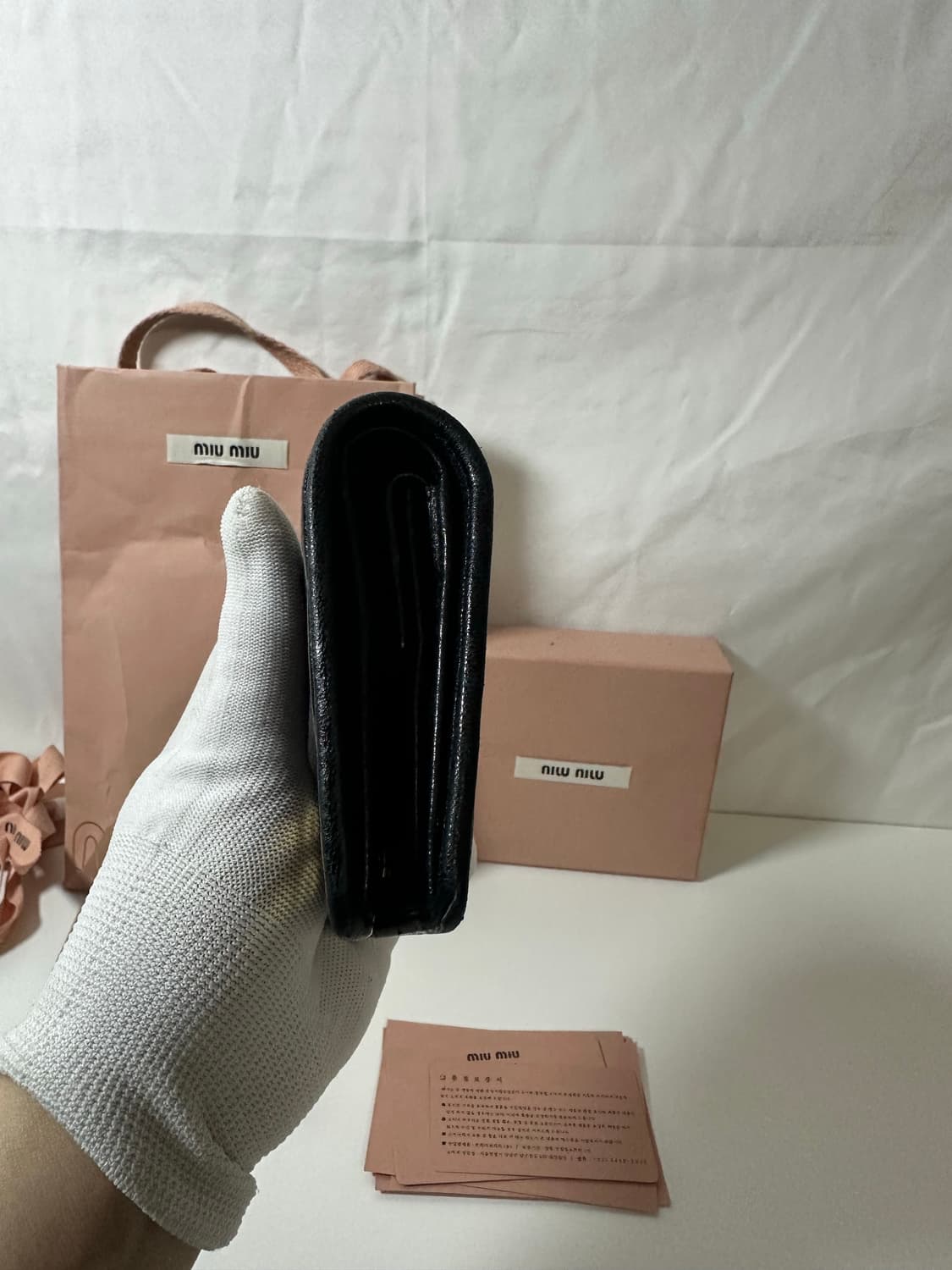 미우미우 마틀라쎄 반지갑 블랙 (OS) 상품이미지4