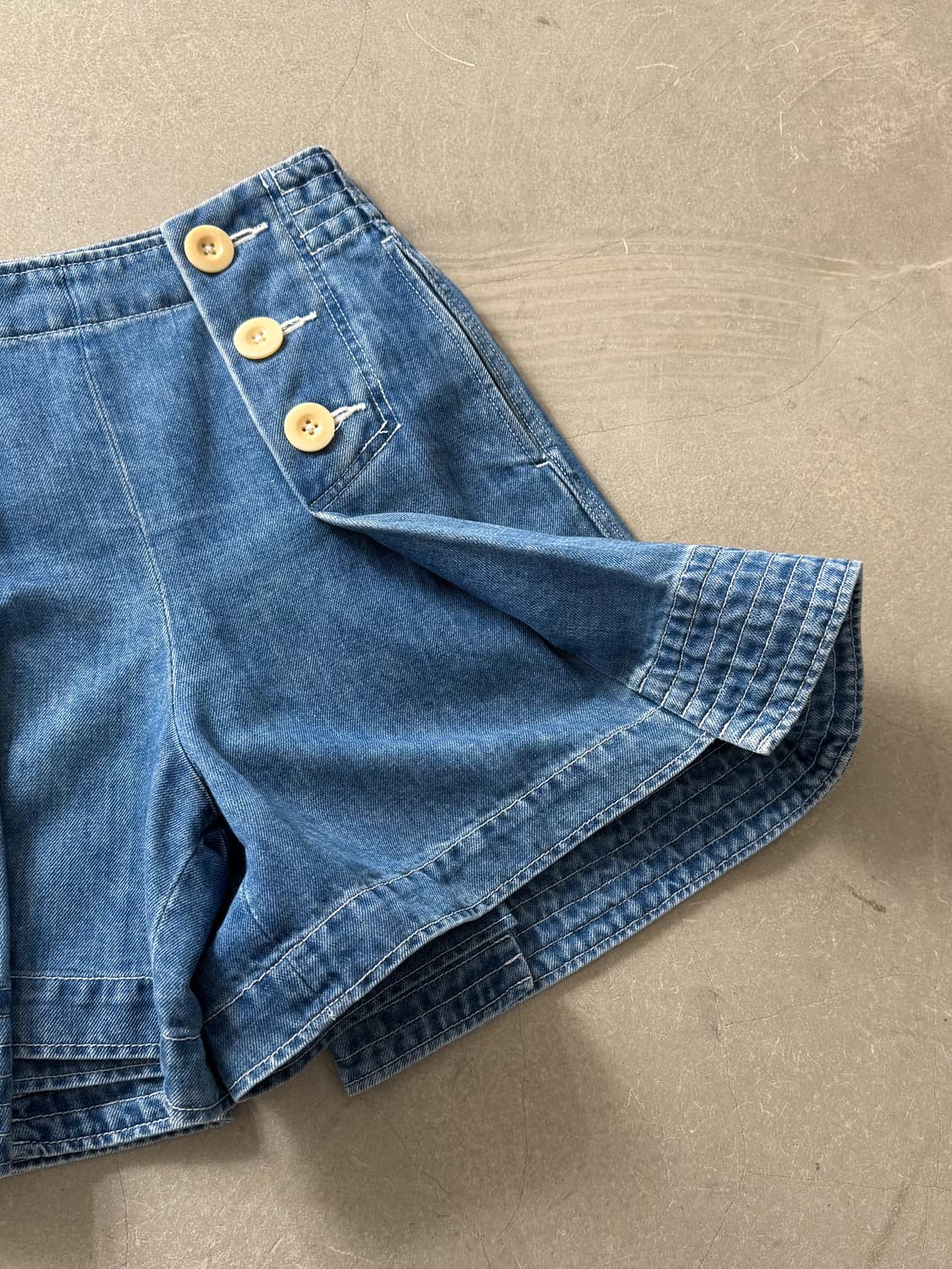 Sacai Women's Button Denim Shorts 상품이미지2