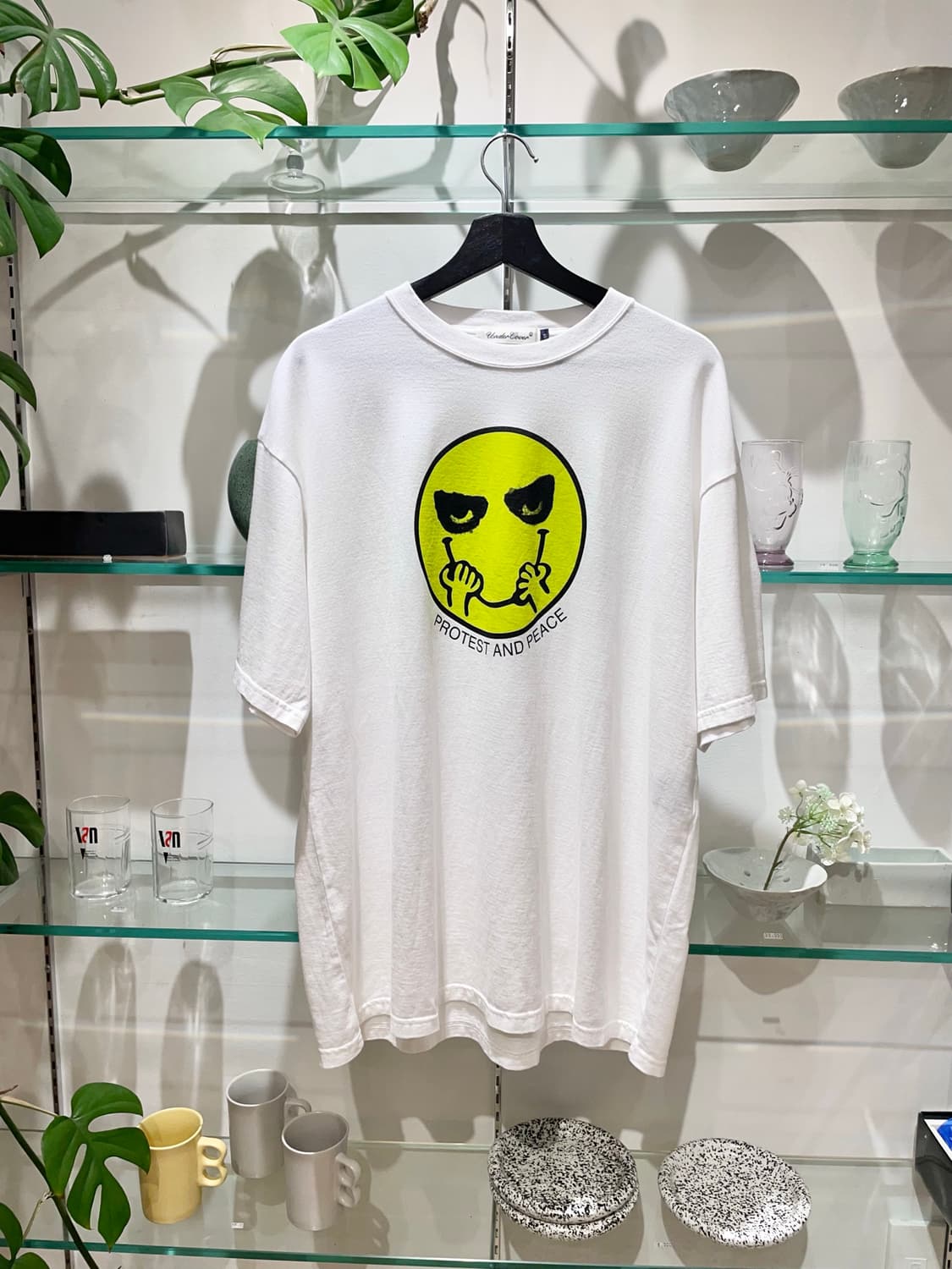 언더커버 "Protest and Peace" tee 상품이미지1
