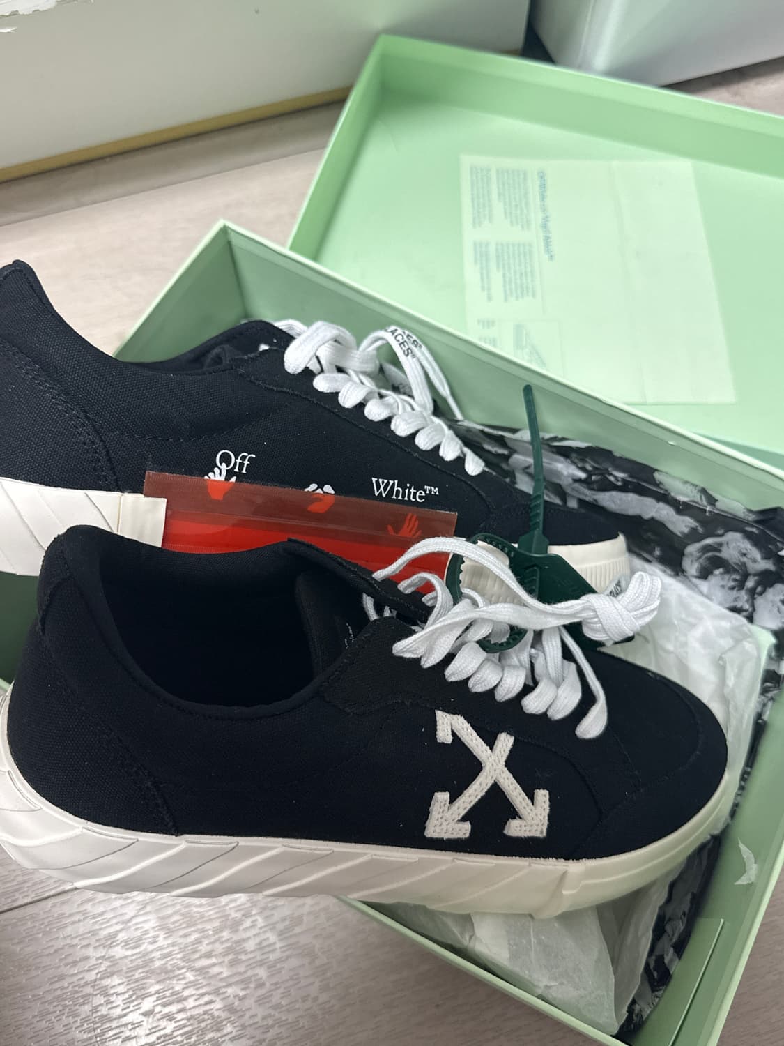 오프화이트 애로우 로우 벌크 스니커즈 블랙화이트 상품이미지1