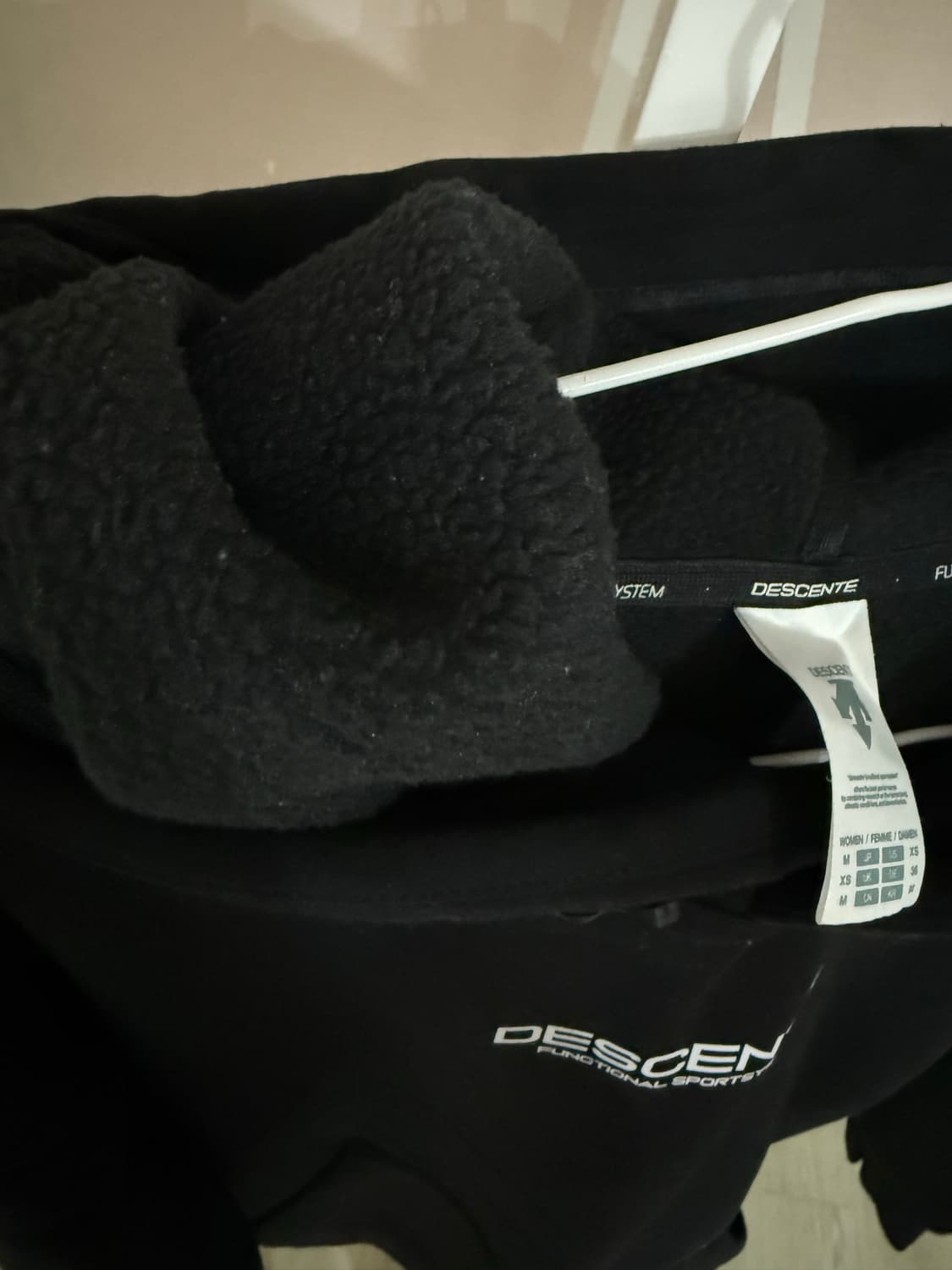 데상트 후드티 상품이미지3