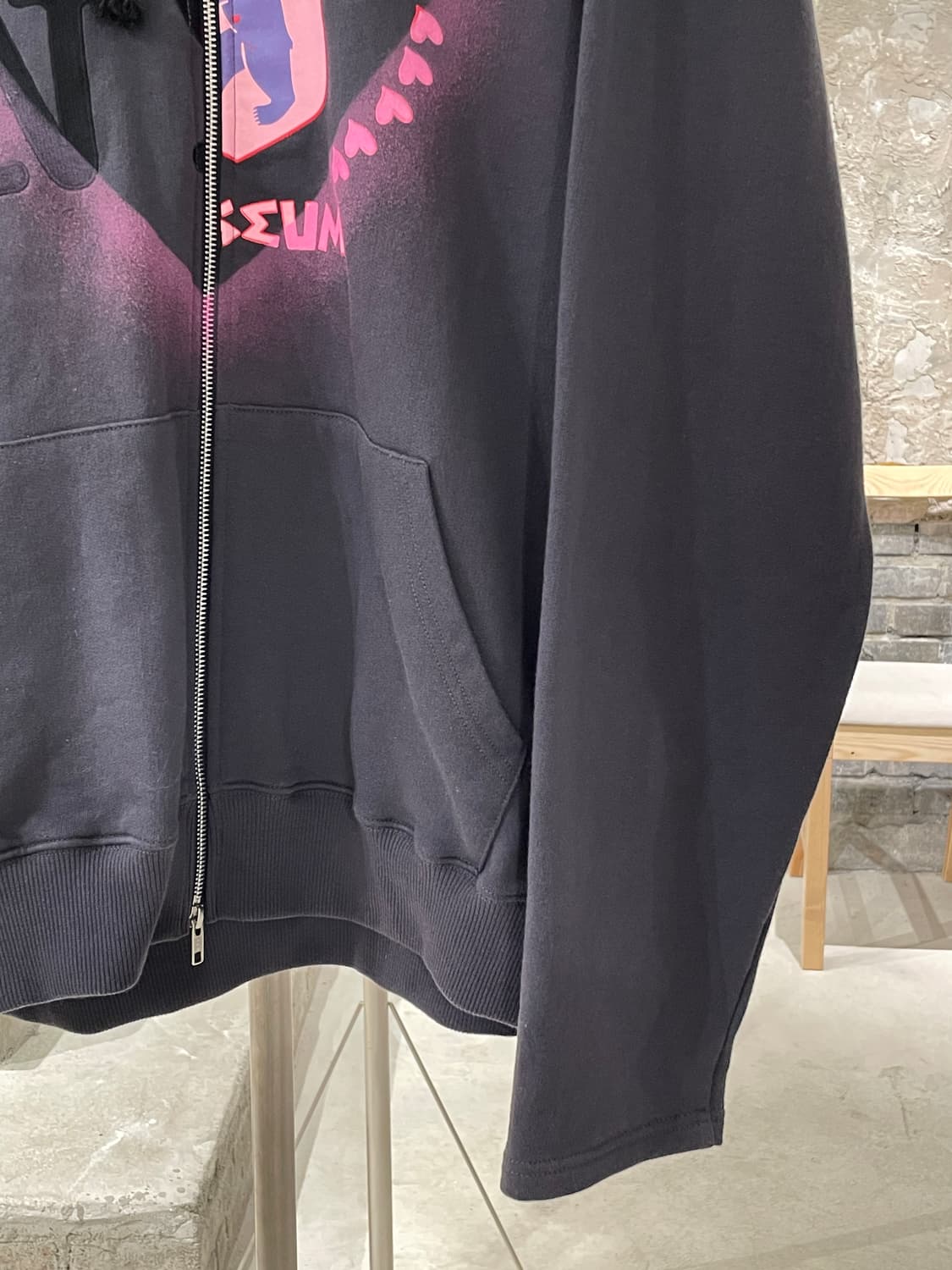 더 뮤지엄 비지터 차콜 하트 하프 엠블럼 후디 집업 상품이미지5