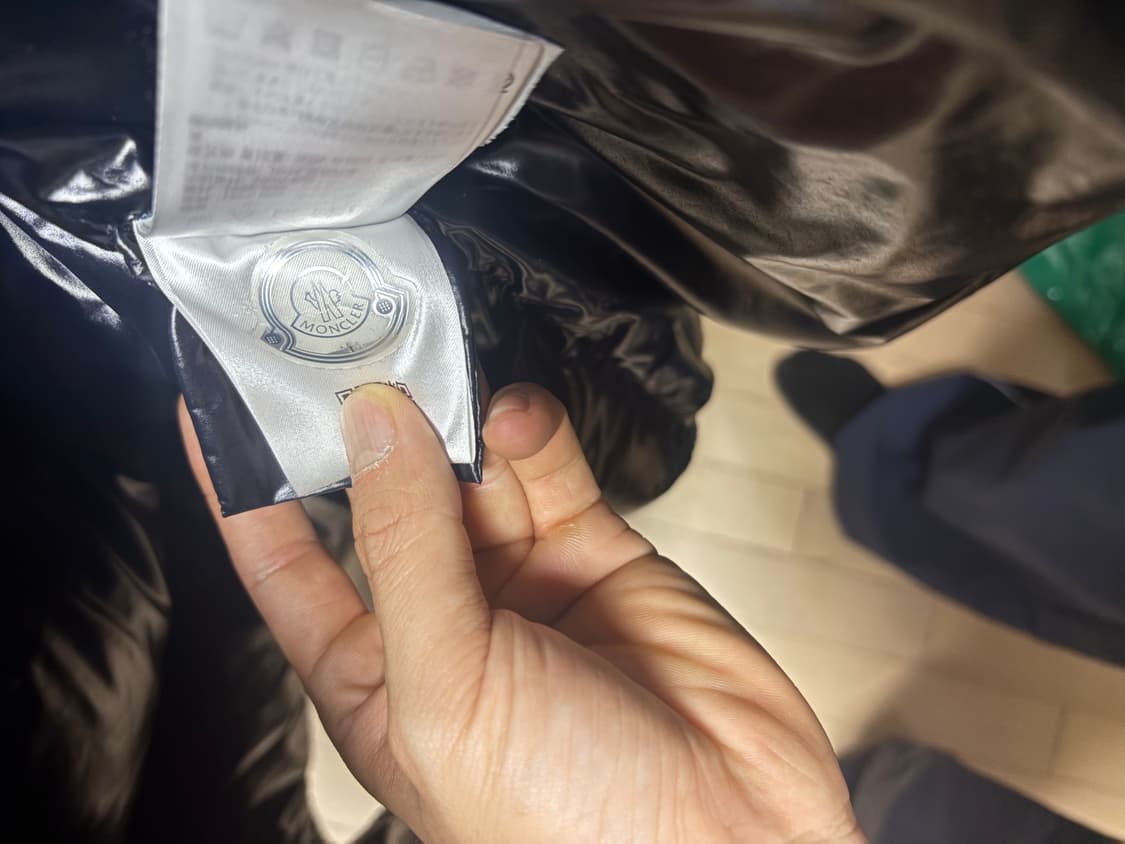 몽클레어 알릭스 알몬디 쇼트 다운 자켓 샤이니 블랙 상품이미지7