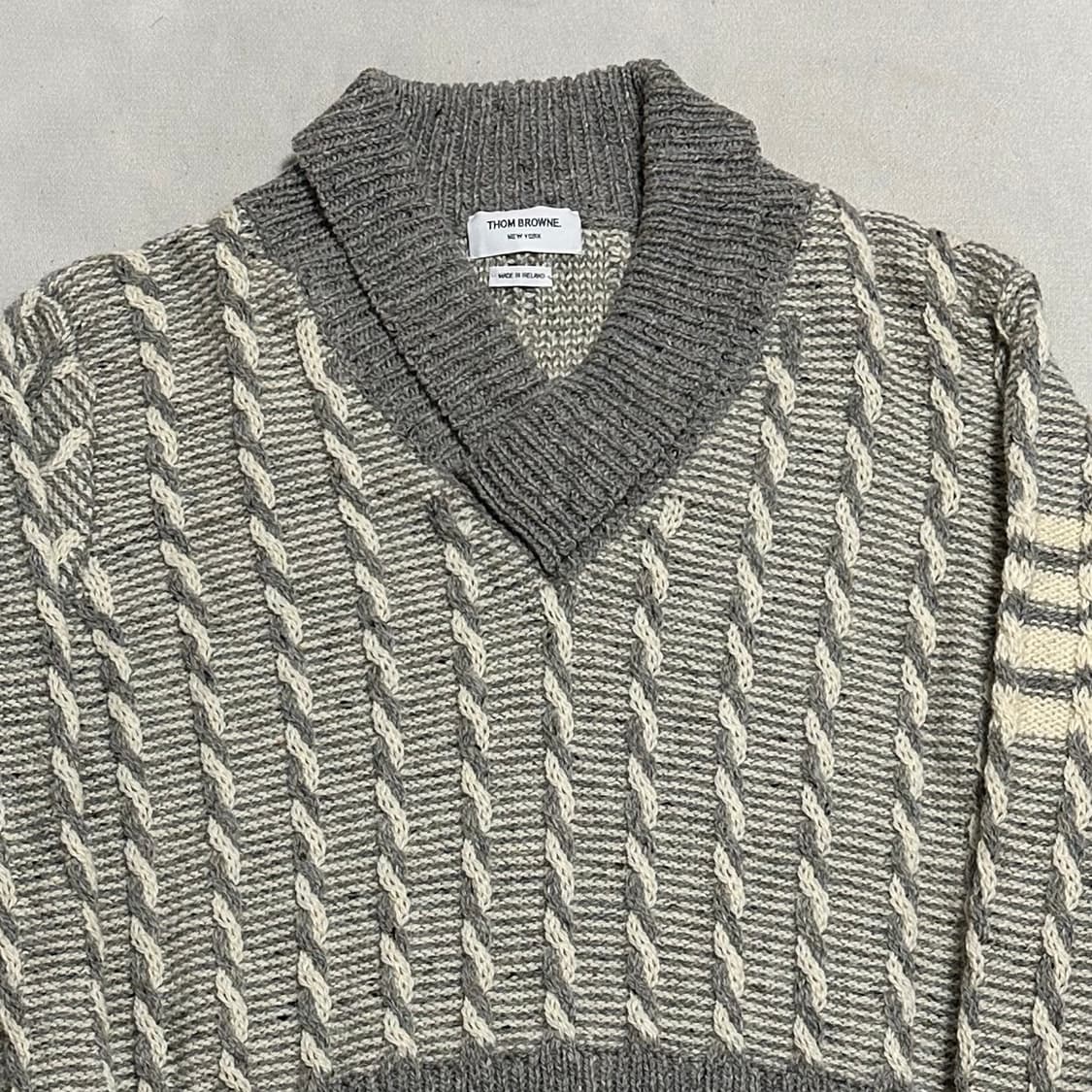 4 톰브라운 트위스트 케이블 브이넥 니트 상품이미지1