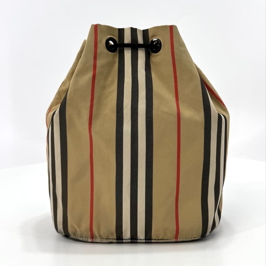 버버리 포이베 버킷 파우치 베이지 (8026737) 상품이미지4