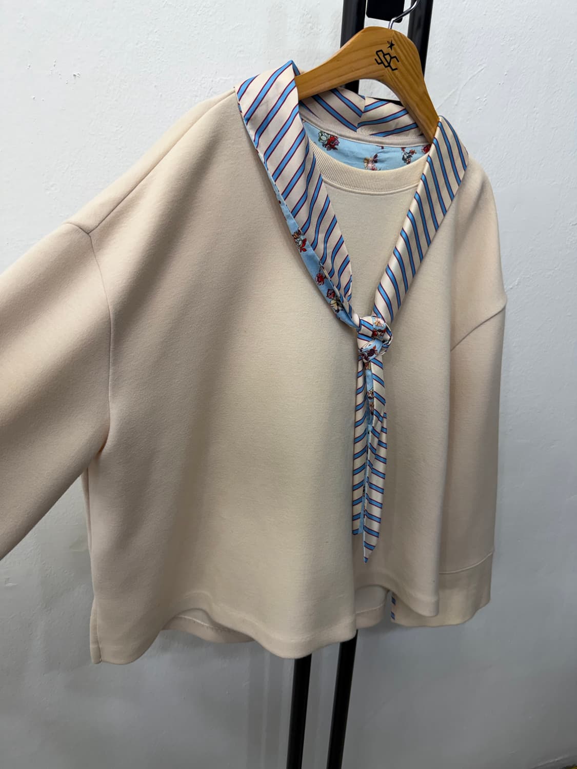 정품) 시스템 한섬 아이보리색 리본넥 블라우스 맨투맨 90 F 상품이미지2