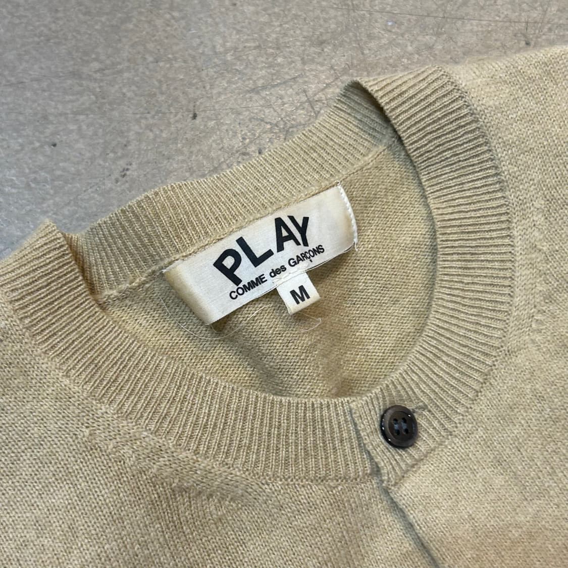 M 꼼데가르송 여성용 검정 하트 와펜 베이지 가디건 상품이미지4