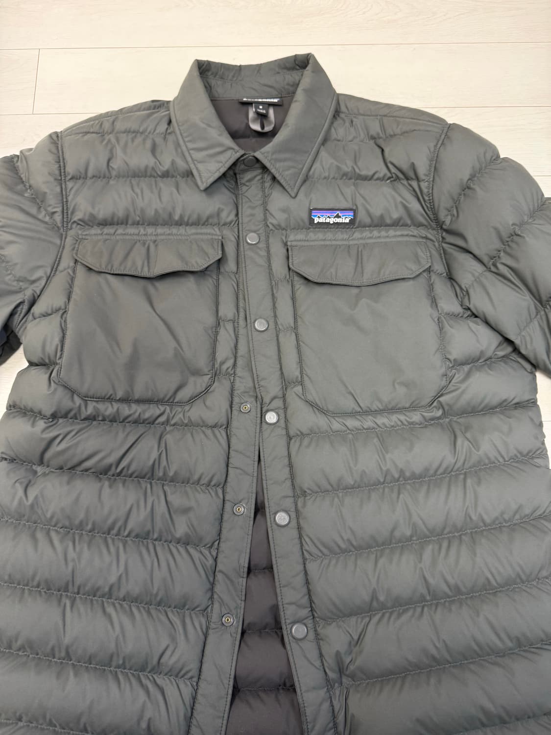 파타고니아 셔츠 패딩 M 사이즈 그레이 색상이에요  상태 너무 좋아요 찢 상품이미지4