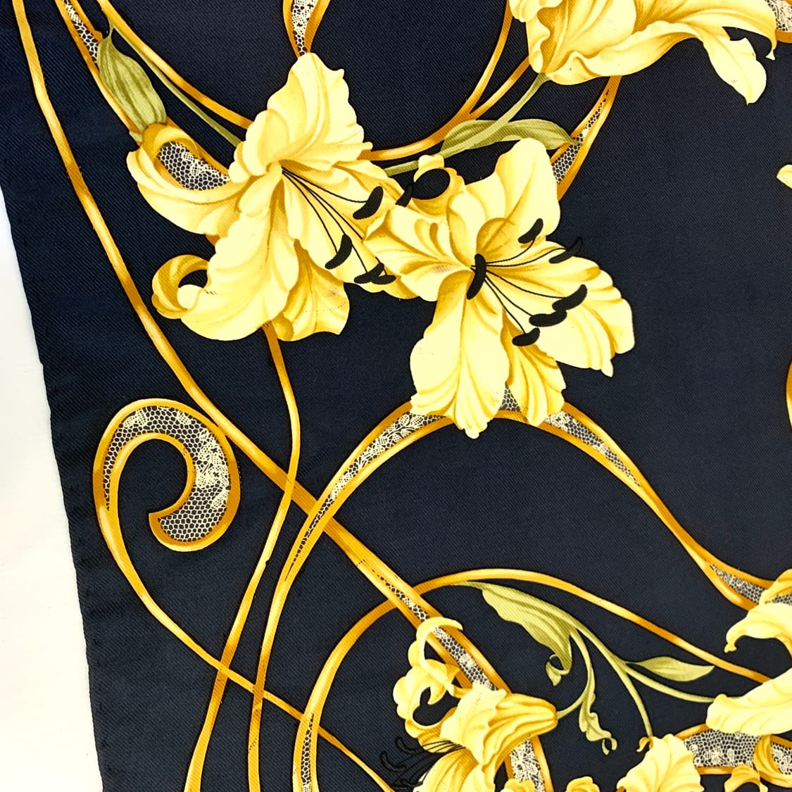 페라가모 스퀘어 실크 스카프 90 lily lace   상품이미지3