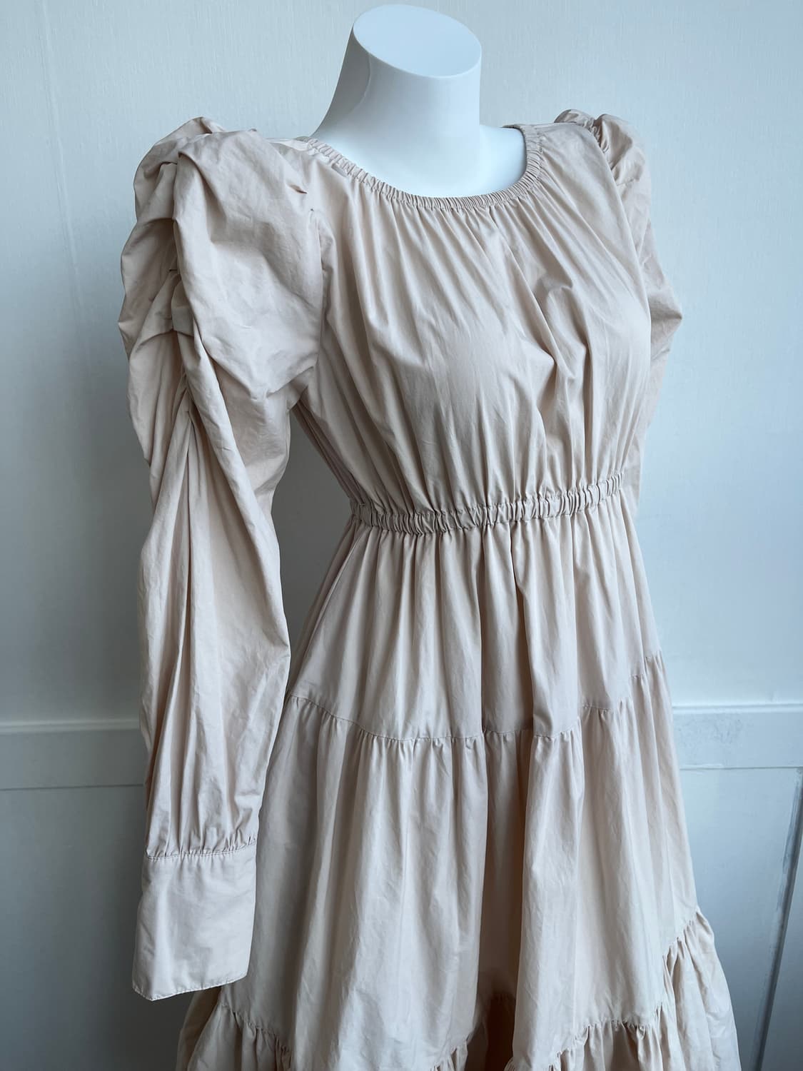 베이지 퍼프 셔링 롱 원피스 상품이미지2