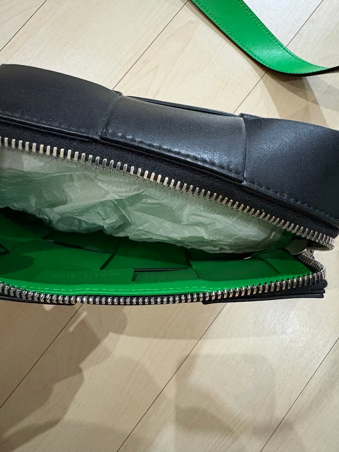 보테가베네타 블랙 패러킷 카세트 카메라 백 730027 V29E0 109 상품이미지2