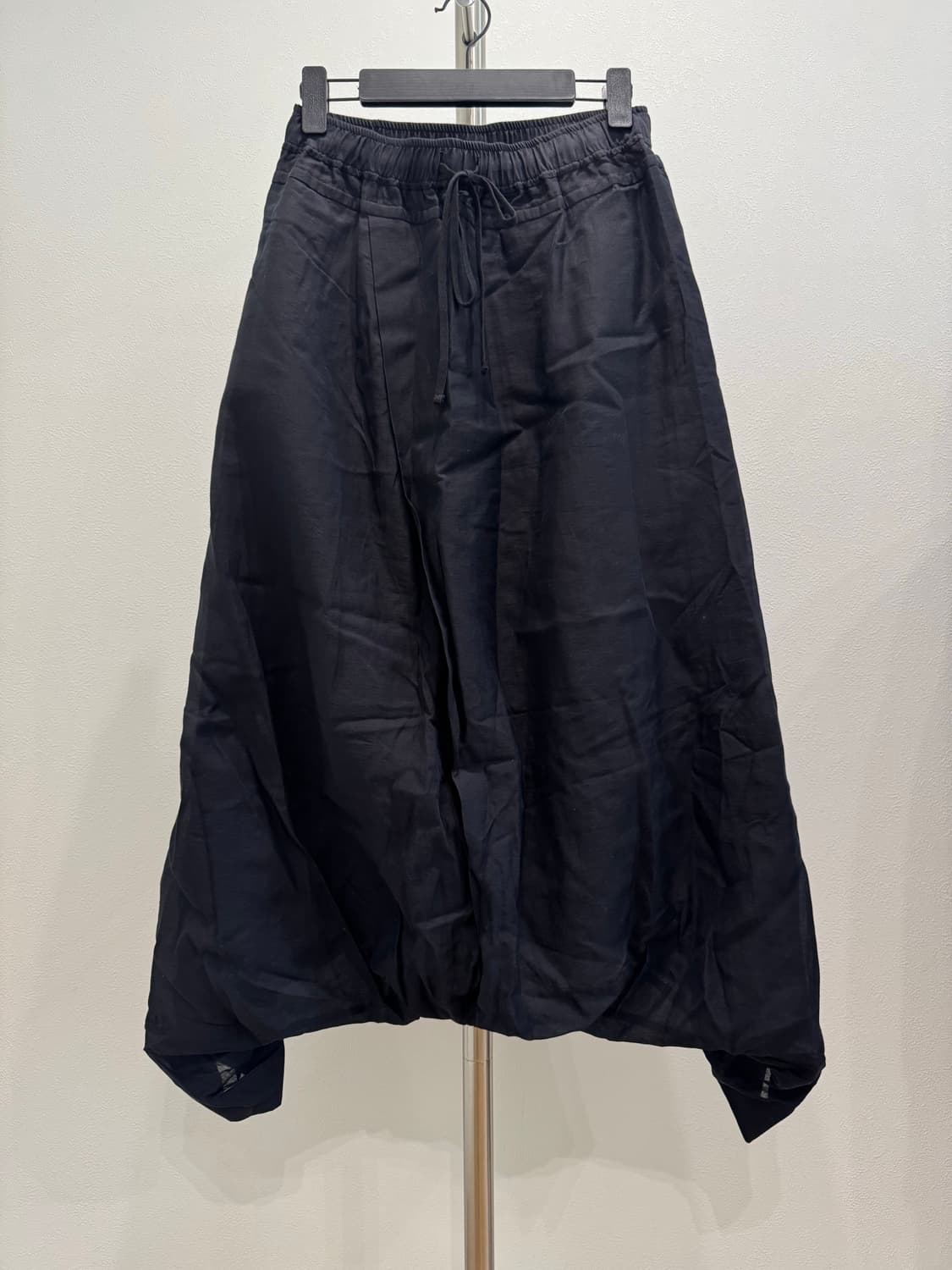 율리우스 24ss 트위스티드 사루엘 팬츠 상품이미지1