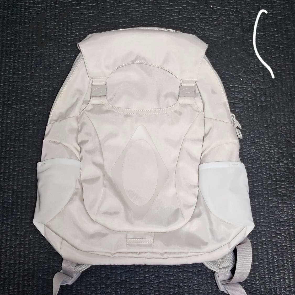 미스치프 버클 플랩 백팩 라이트 베이지 상품이미지2