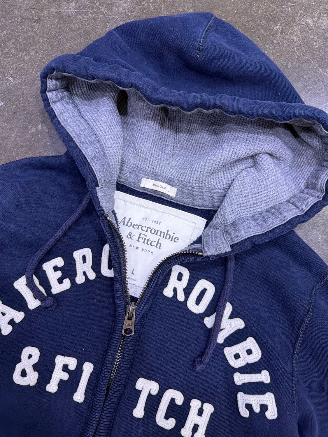 아베크롬비 스펠아웃 로고 패치 후드집업 네이비 머슬핏 L 상품이미지3