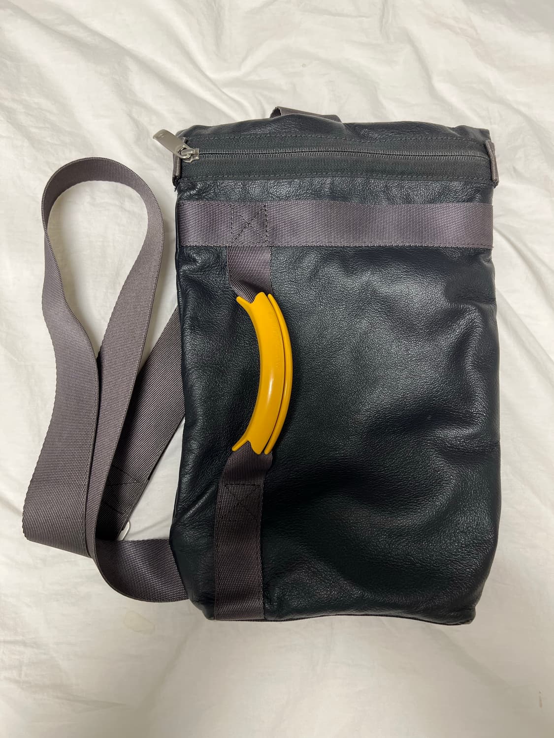 만다리나덕 가죽 슬링백 상품이미지1