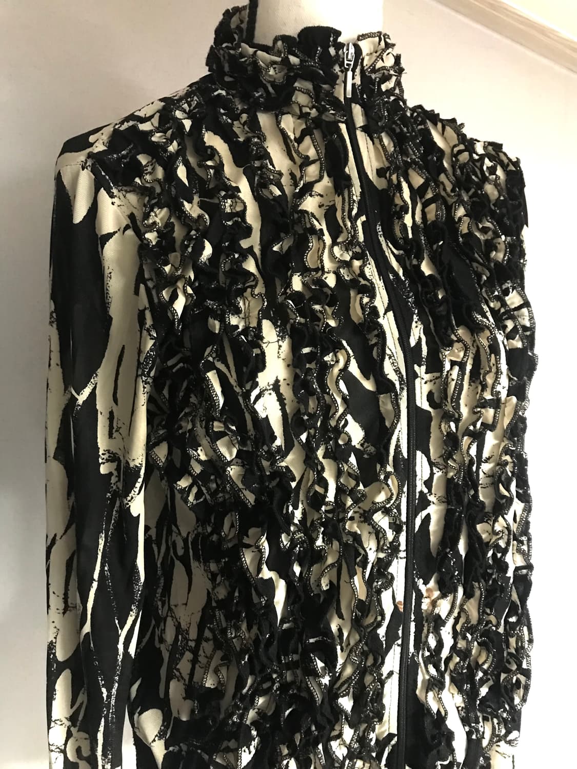 Pattern Ruffle Zip-up Blouse 상품이미지2