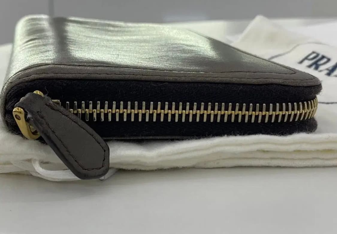 [정품] 프라다 사피아노 지피월렛 골드 로고 장지갑 상품이미지4