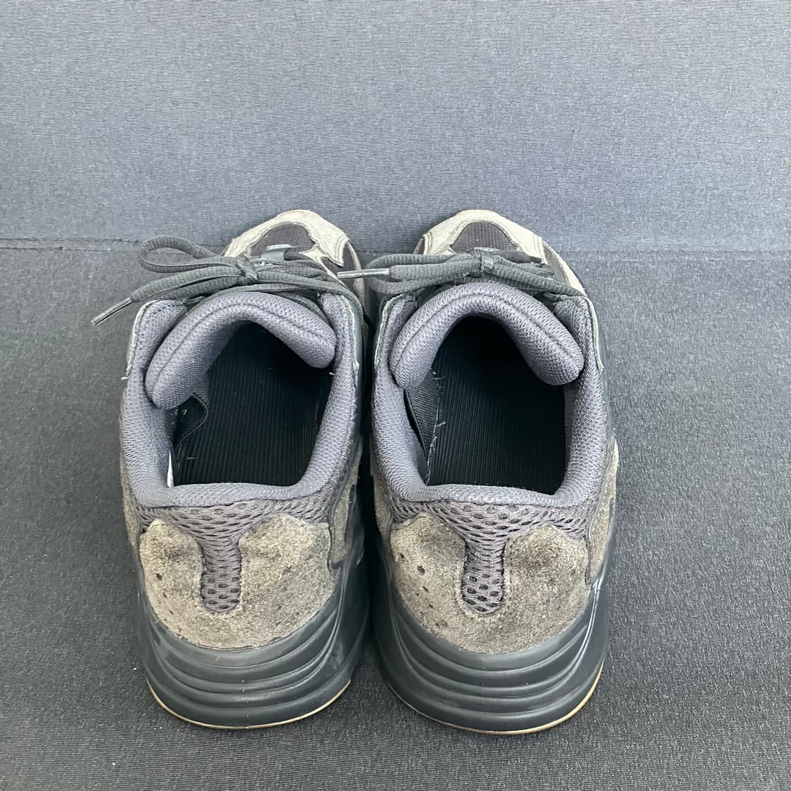 아디다스 이지부스트 700 유틸리티 블랙 상품이미지2