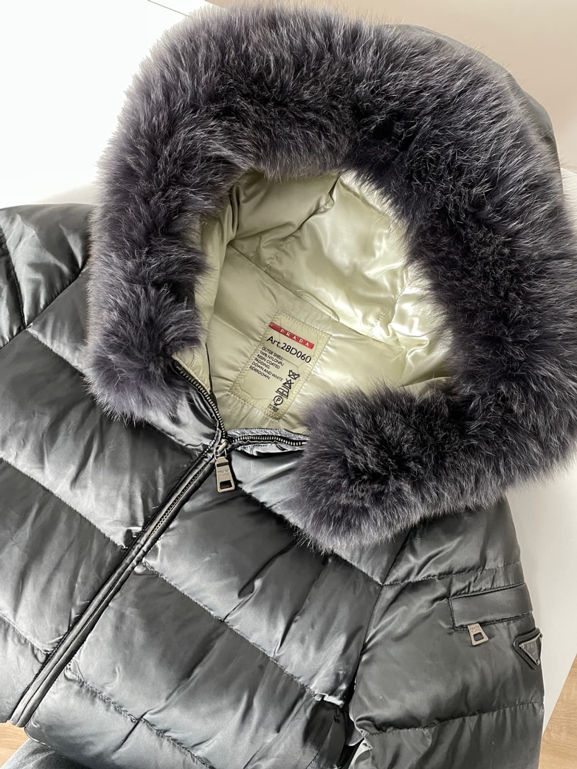 프라다 삼각 로고 폭스 퍼 패딩 상품이미지3