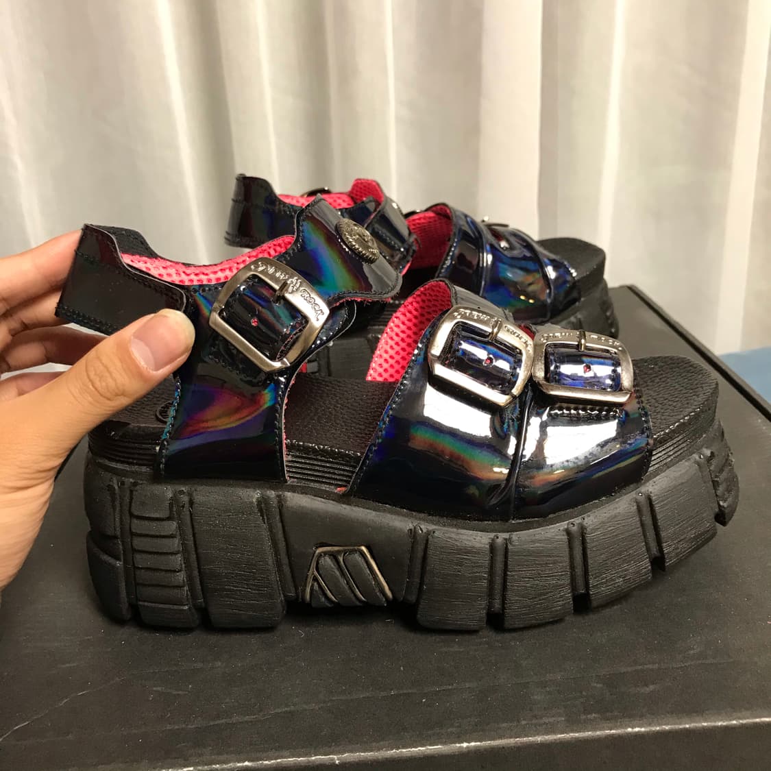 뉴락 에나멜 홀로그램 샌들 상품이미지4