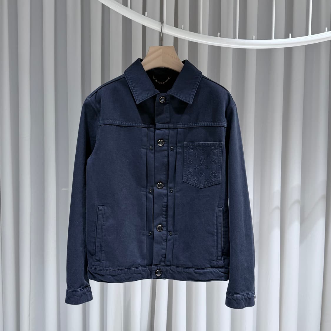 48 / 루이비통 퍼렐 가먼트 다이드 데님 타입 트러커 자켓 /26SS 상품이미지1