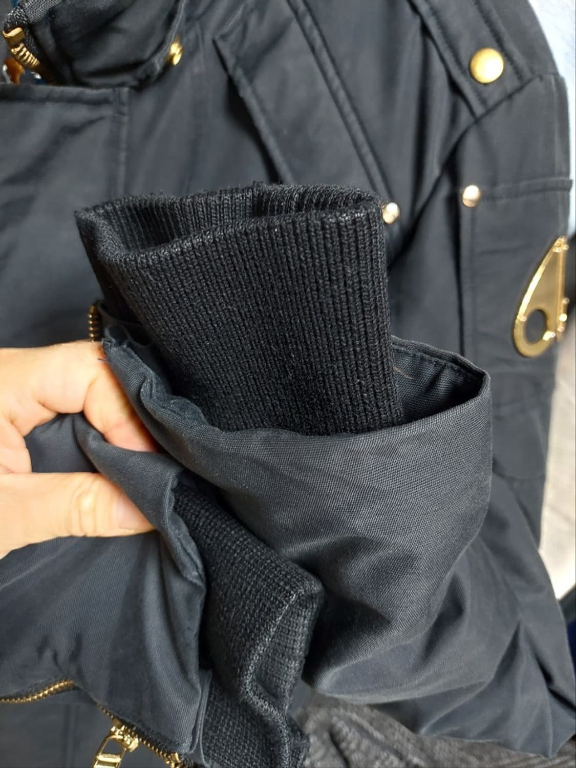 무스너클 스틸링 블랙 패딩 금장 한정판 백화점판 L 상품이미지4