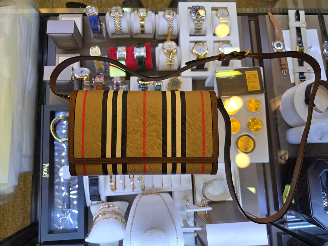 버버리Burberry의 아이콘 스트라이프 월렛 온 크로스바디 백 상품이미지1