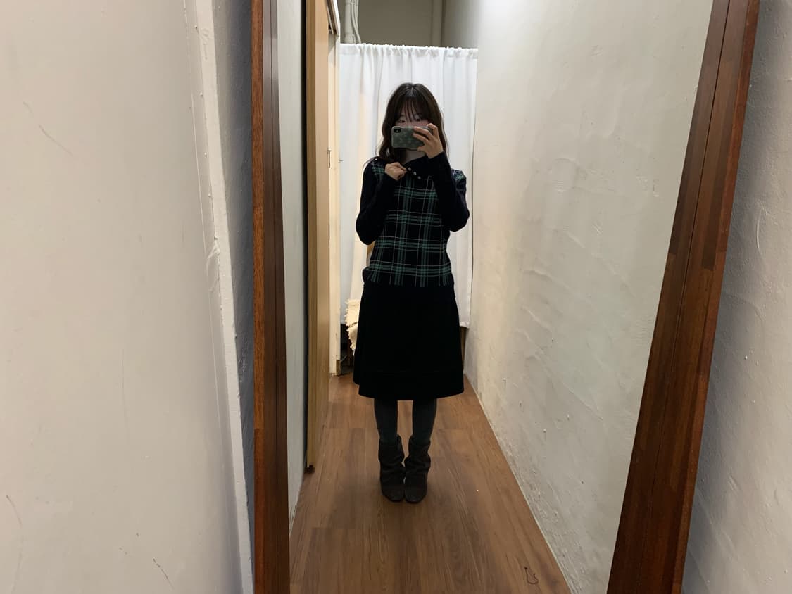 아쿠아스큐텀 하이넥 니트 타탄 체크 패턴 넥 버튼 디테일 네이비 그린 상품이미지3