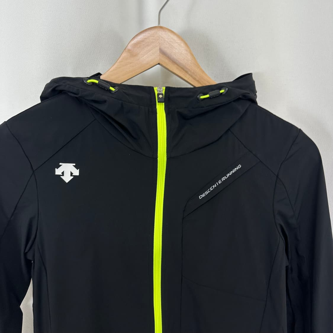  데상트 여자 런닝 후드 집업자켓 검정 85 상품이미지2