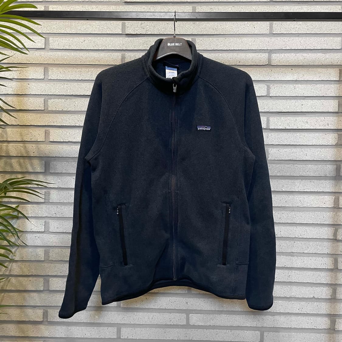 베터 스웨터 집업 자켓 하이넥 투포켓 로고 디테일 네이비 10% 할인 상품이미지2