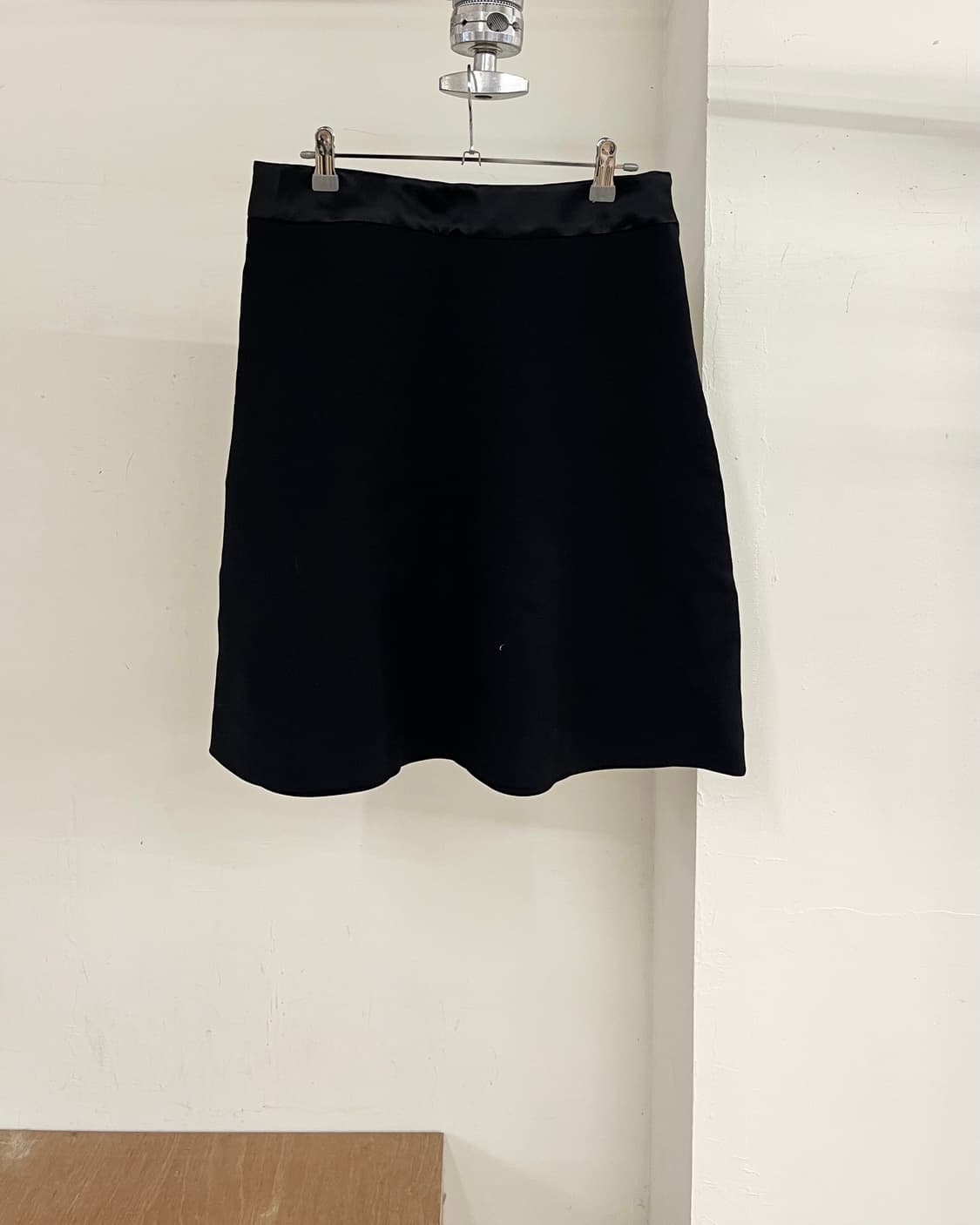 프라다 블랙 울 미디 스커트 상품이미지1