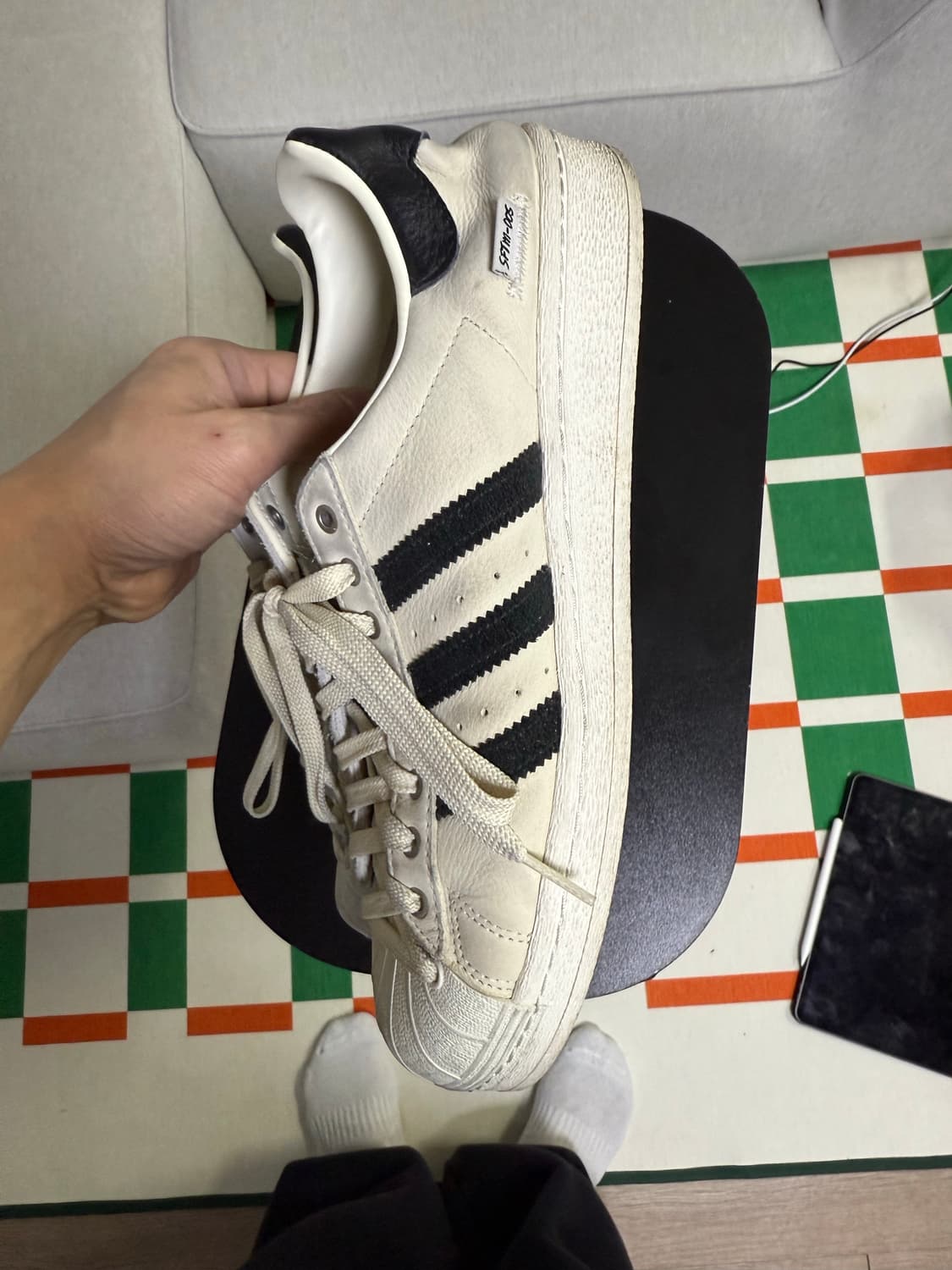 아디다스 x 송 포 더 뮤트 슈퍼스타 82 크림 화이트 코어 블랙 280 상품이미지3