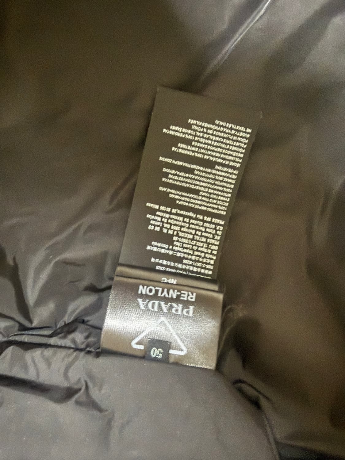 프라다패딩 체스트 로고 하이넥  상품이미지7