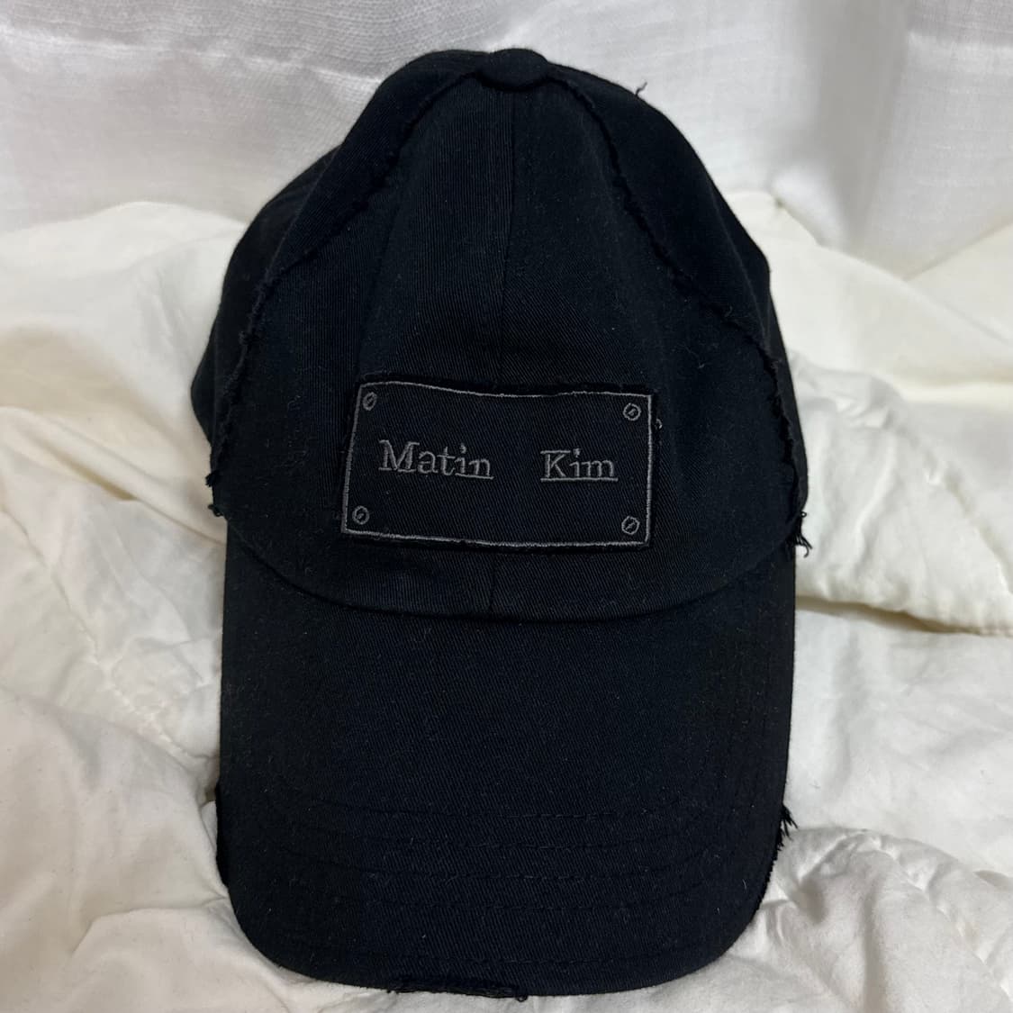 마뗑킴 스퀘어 로고 컷아웃 볼캡 — 블랙 상품이미지1