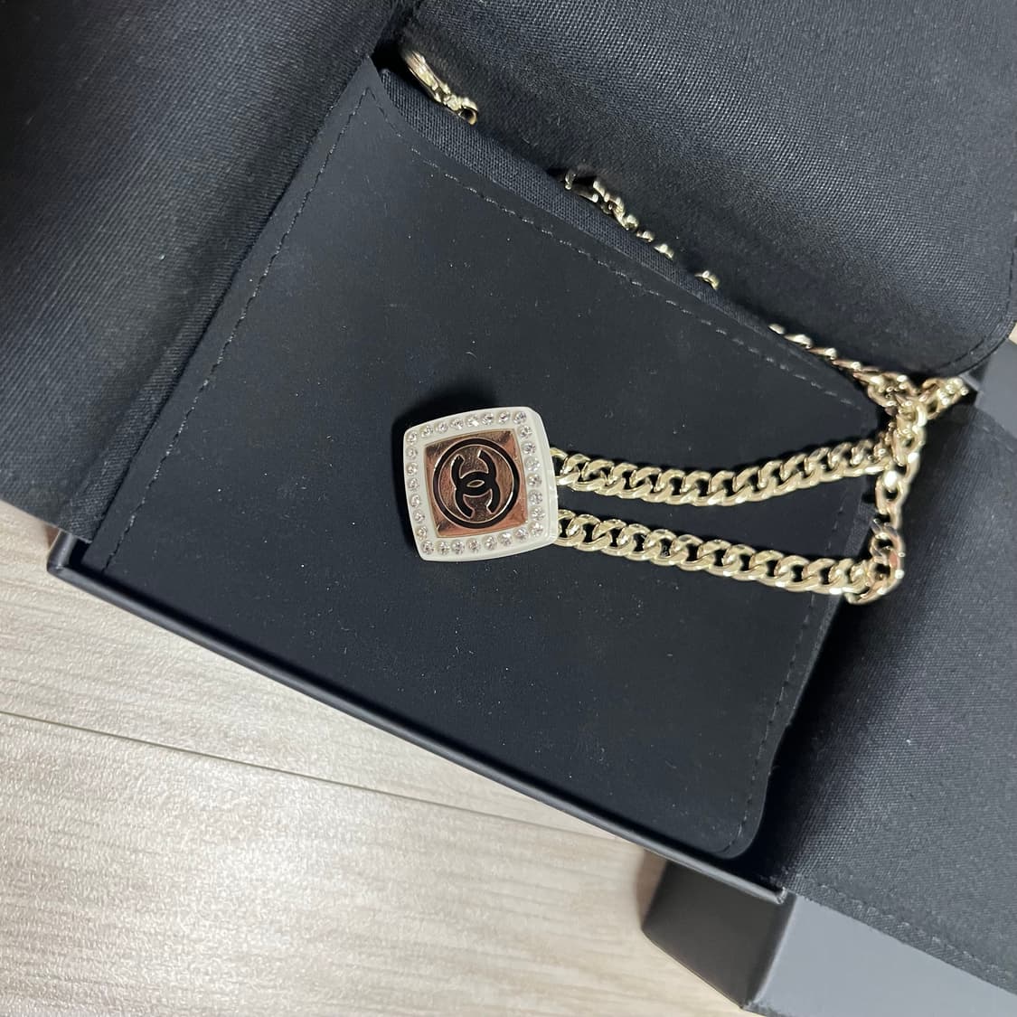 샤넬 22시즌 스퀘어 레진 네크리스 초커 상품이미지4