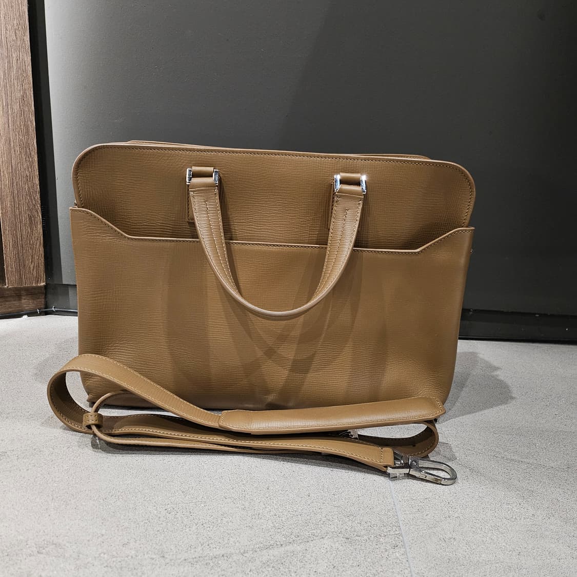 로로피아나 베이지 카프스킨 모던 클래식 백 상품이미지2