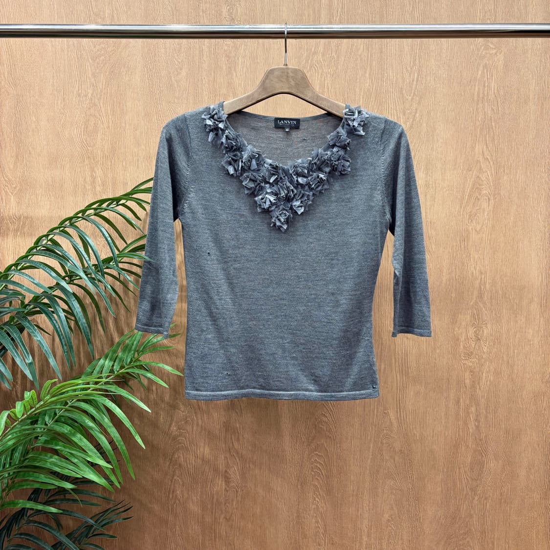 랑방 브이넥 7부 니트 플라워 아플리케 쉬폰 오간자 텍스처 디테일 그레이 상품이미지1