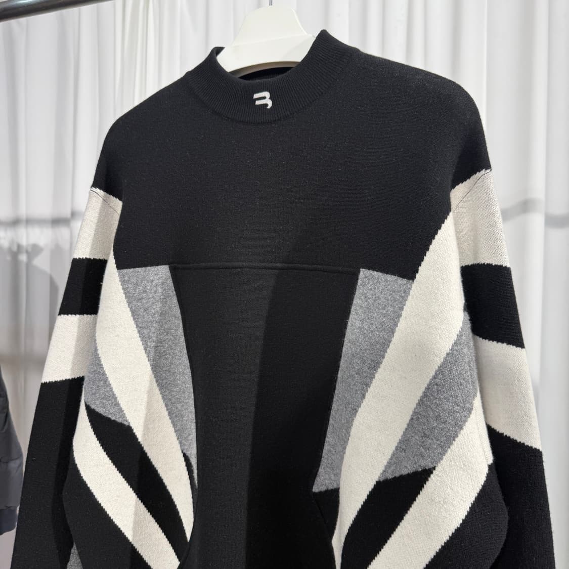 (110) 발렌시아가 스포티 B 배색 니트  상품이미지3