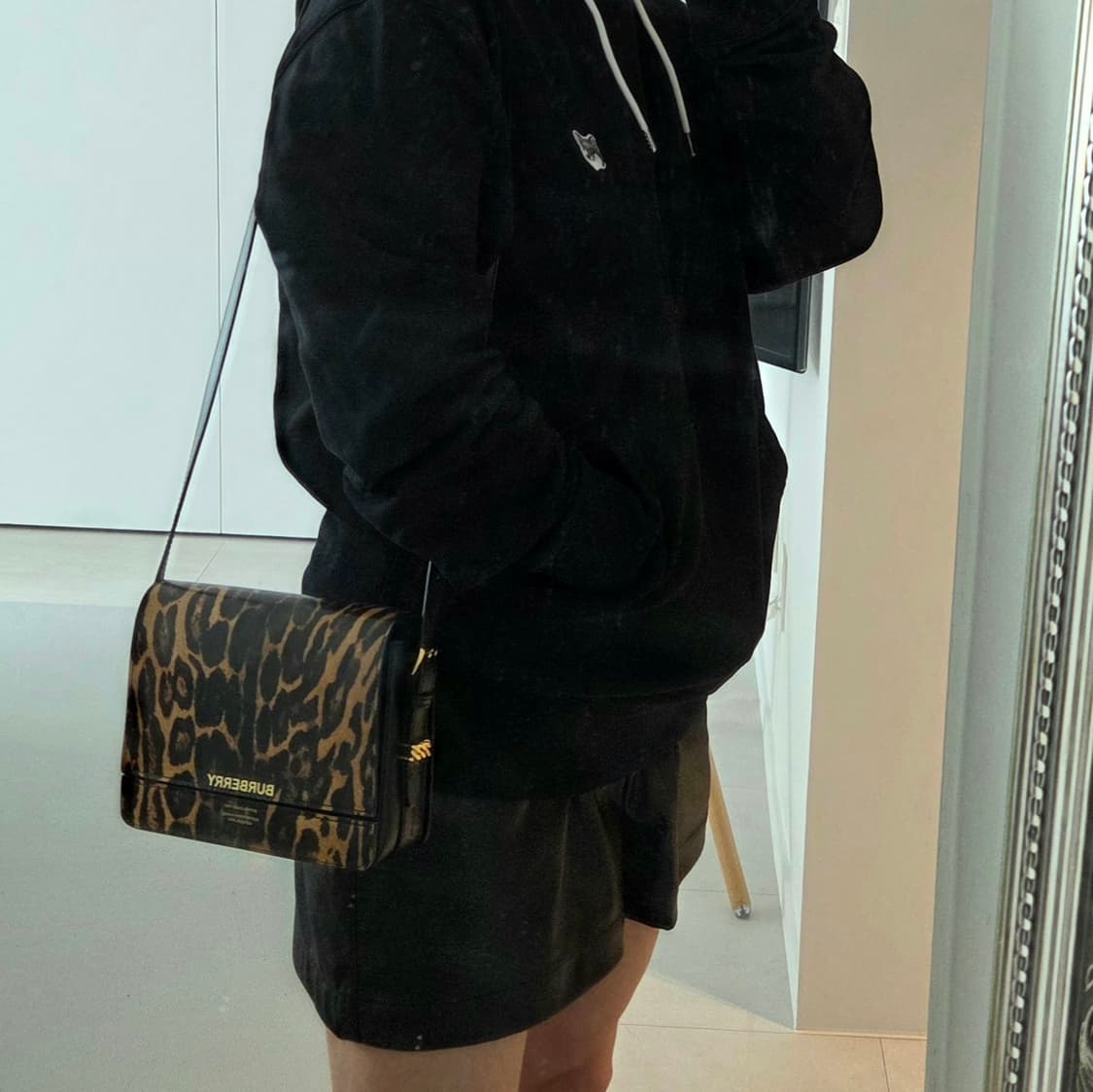 버버리 그레이스백 스몰 크로스 금장 블랙 숄더백 상품이미지10