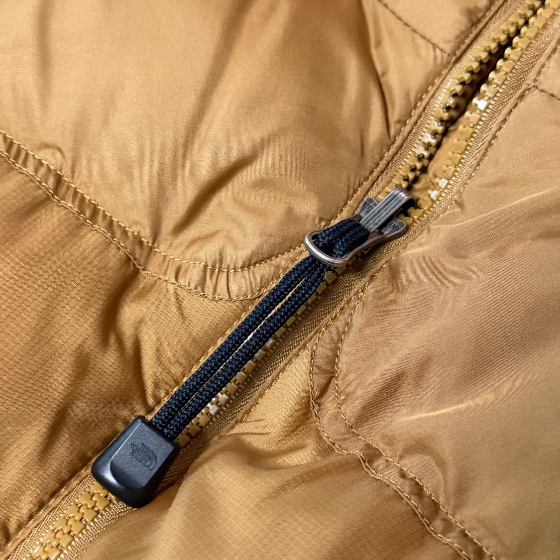 노스페이스 센터로고 무광 카멜 700 눕시 패딩 상품이미지4