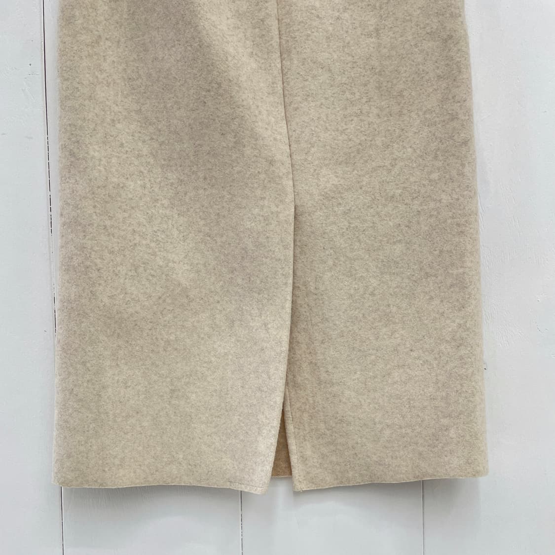 어글리쉐도우(UGLYSHADOW) 백포켓 뒷트임 롱 스커트 오트밀 상품이미지6