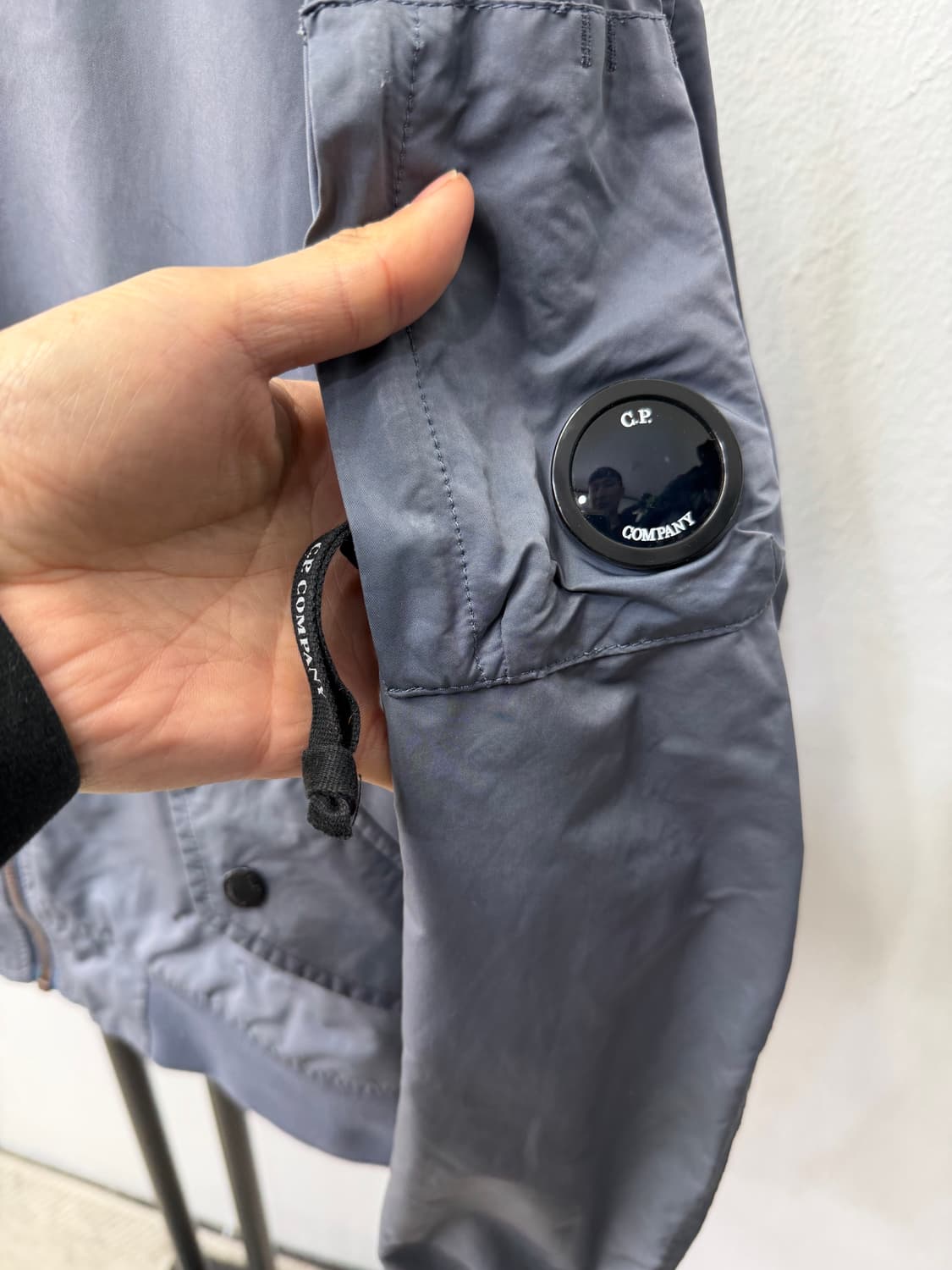 매장판정품) CP컴퍼니 렌즈 코팅 블루종 바람막이자켓 M 상품이미지4