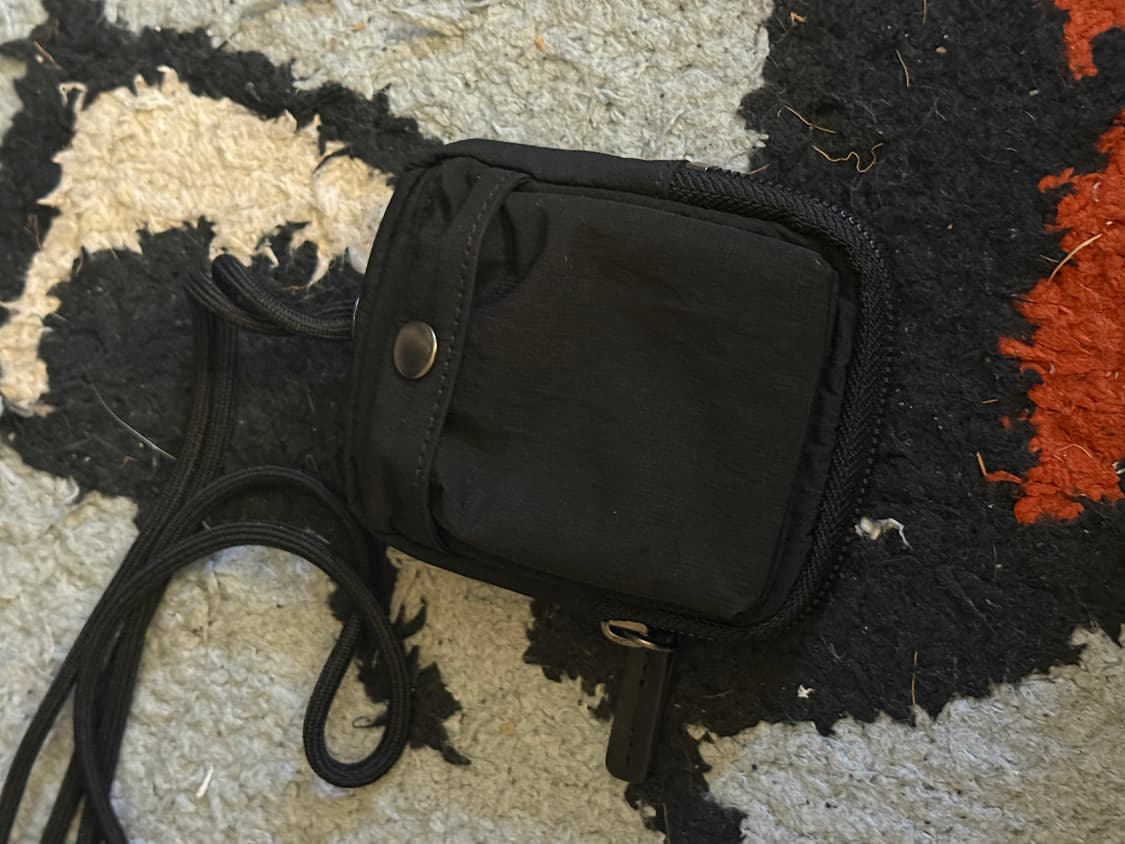 코스 미니 크로스바디 파우치 나일론 블랙 상품이미지2