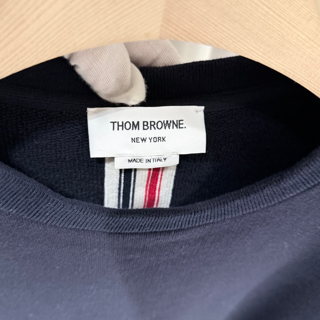 (A+/5) / 톰브라운 백 삼선니트라이닝 사이드버튼 맨투맨 네이비 상품이미지4