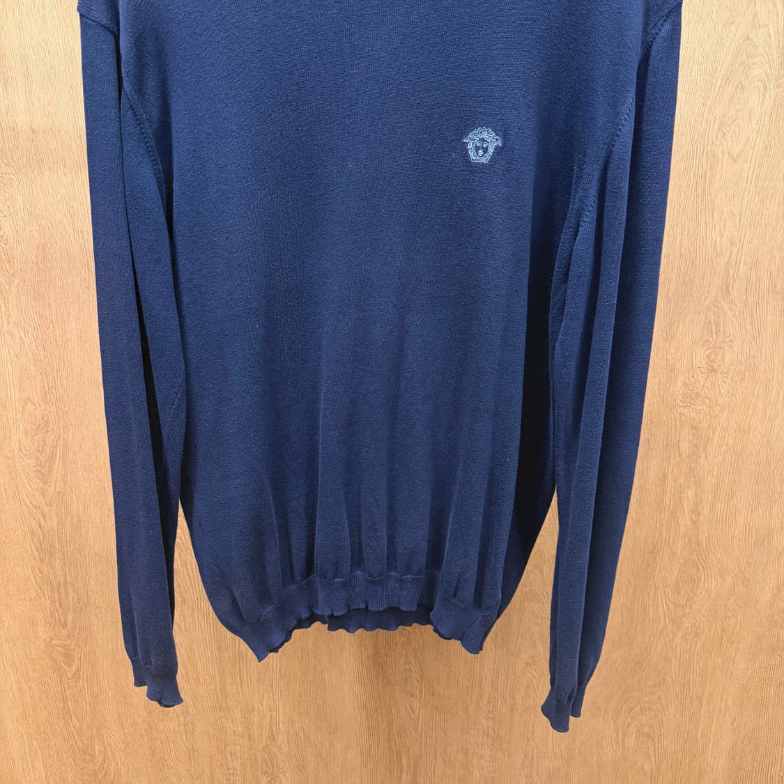 베르사체 라운드넥 코튼 니트 로고 자수 디테일 레귤러핏 네이비 상품이미지5