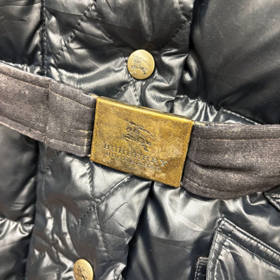 버버리 블루 라벨 퀄팅 패딩 탈부착 후드 골드 버클 벨트 디테일 블랙 상품이미지9