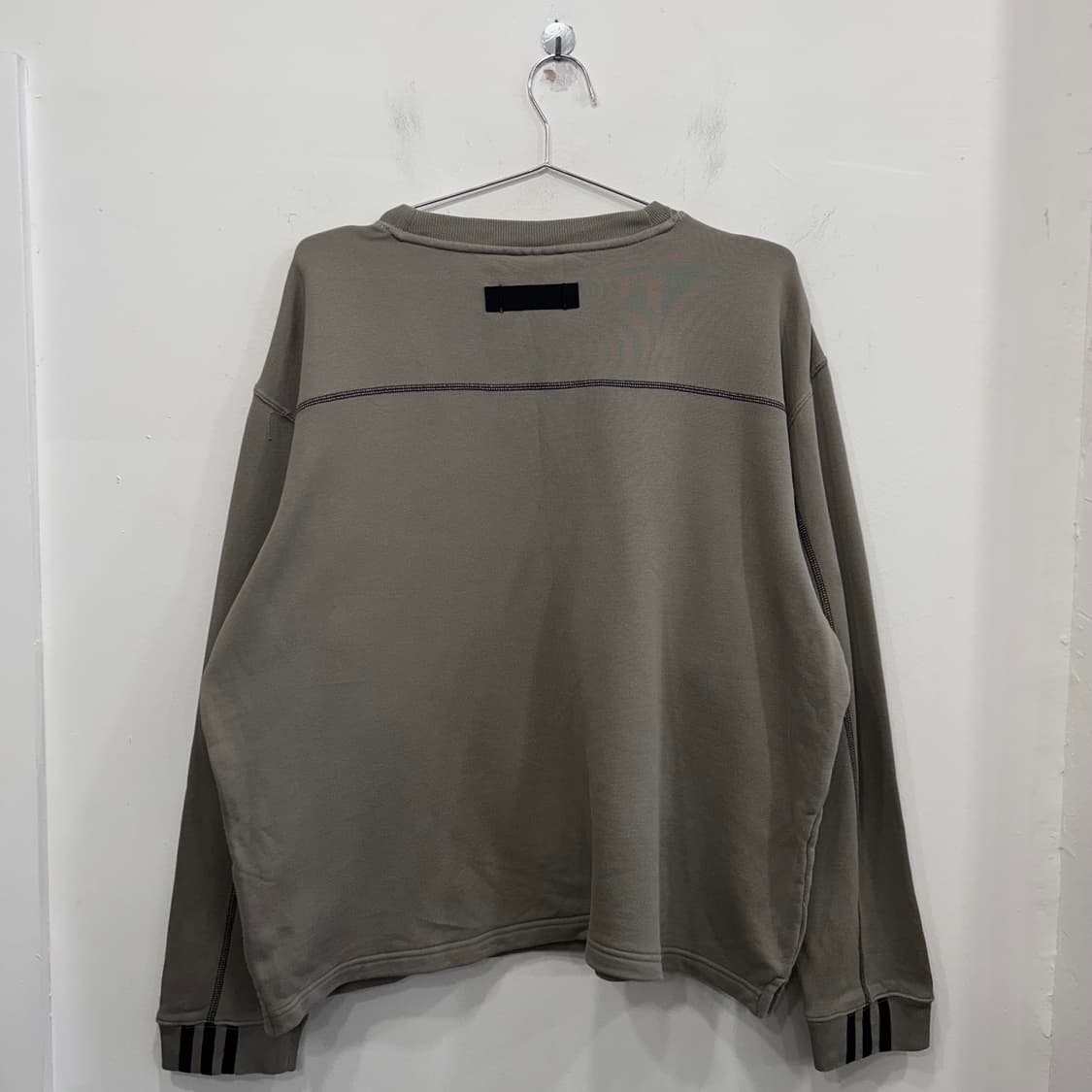 아디다스 유틸리티 포켓 크롭 절개 맨투맨 상품이미지5