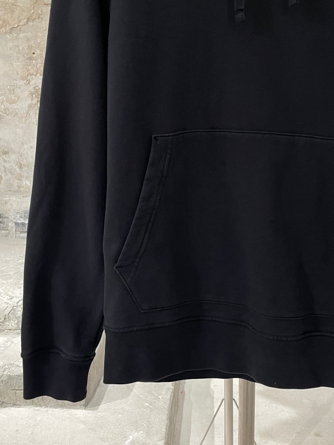 스톤 아일랜드 블랙 캥거루 포켓 와펜 후디 상품이미지4